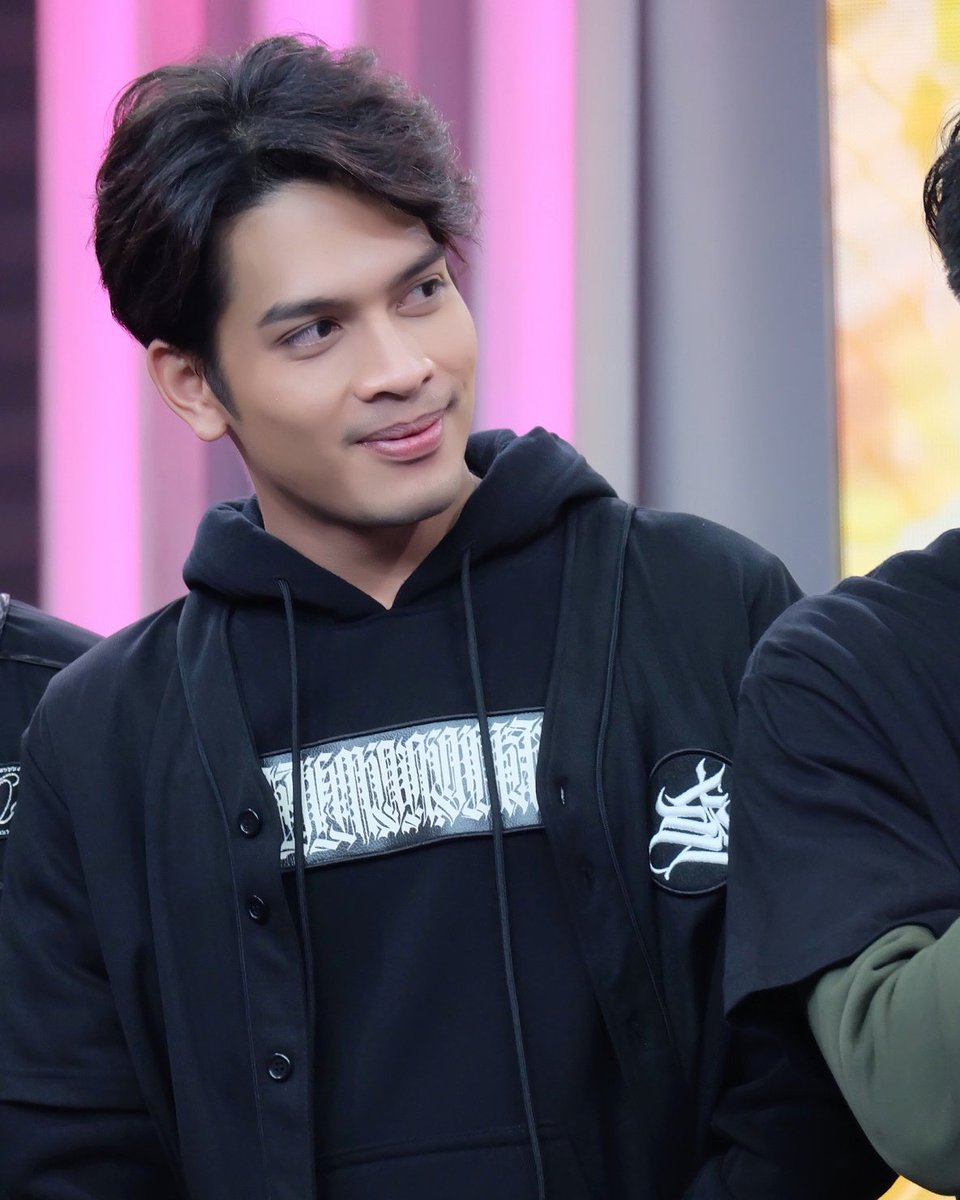 PhakinOfficial's tweet photo. 🚩เสื้อกันหนาวทำให้อุ่น แต่คุณอ่าทำให้ รัก ❤️ 
#ลัม
#ch8nce 
#LabandaThailand https://t.co/QNGMQsi4QZ
