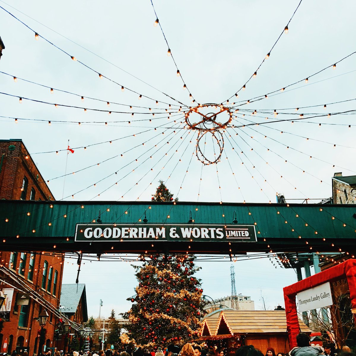 laurDIY's tweet photo. toronto christmas market I missed u 🎄💖 there’s no place like home https://t.co/4Cxy5ri9sr