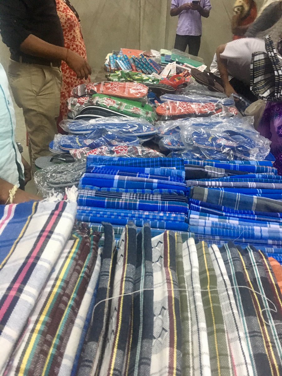 CHNvolunteer's tweet photo. CV's Karma Store at Banyan Mens Shelter bcoz it's our duty to acknowledge the homeless & a dignified way to make them feel happy and cared for, momentarily at least.
#karmastore #chennaivolunteers #goodwillstore https://t.co/aRijY36HVl