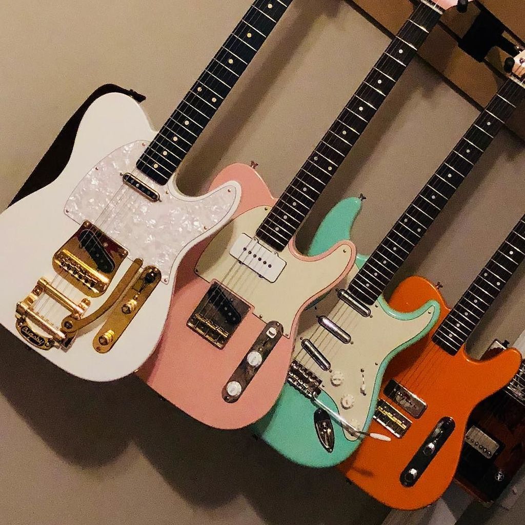 DylanTalksTone's tweet photo. A little of everything available. #teletuesday #stratocaster #bigsby #jazzmaster #P90 #lipstick #orangeisthenewblack #shellpink #surf #whiteandgolddress #dylancustomguitars #dylanpickups #demo models. https://t.co/60Xh84v9Fv