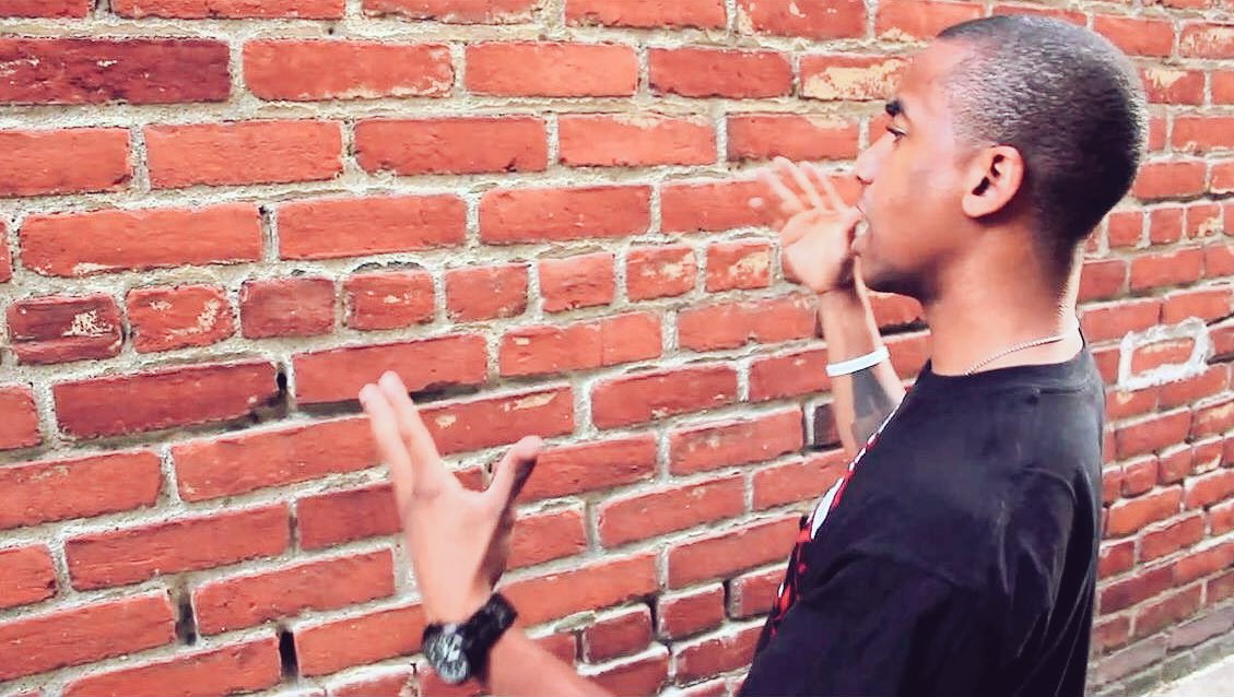 Belanova's tweet photo. Hablando sola contra la pared https://t.co/xFBk6TagG8