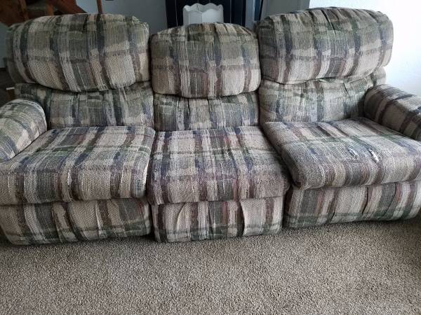 Free_Boise's tweet photo. #BoiseFreeStuff 1 couch, 1 hide-a-bed (McCall, ID) https://t.co/rH3F9u3kE7 https://t.co/2oTPeoJeZt