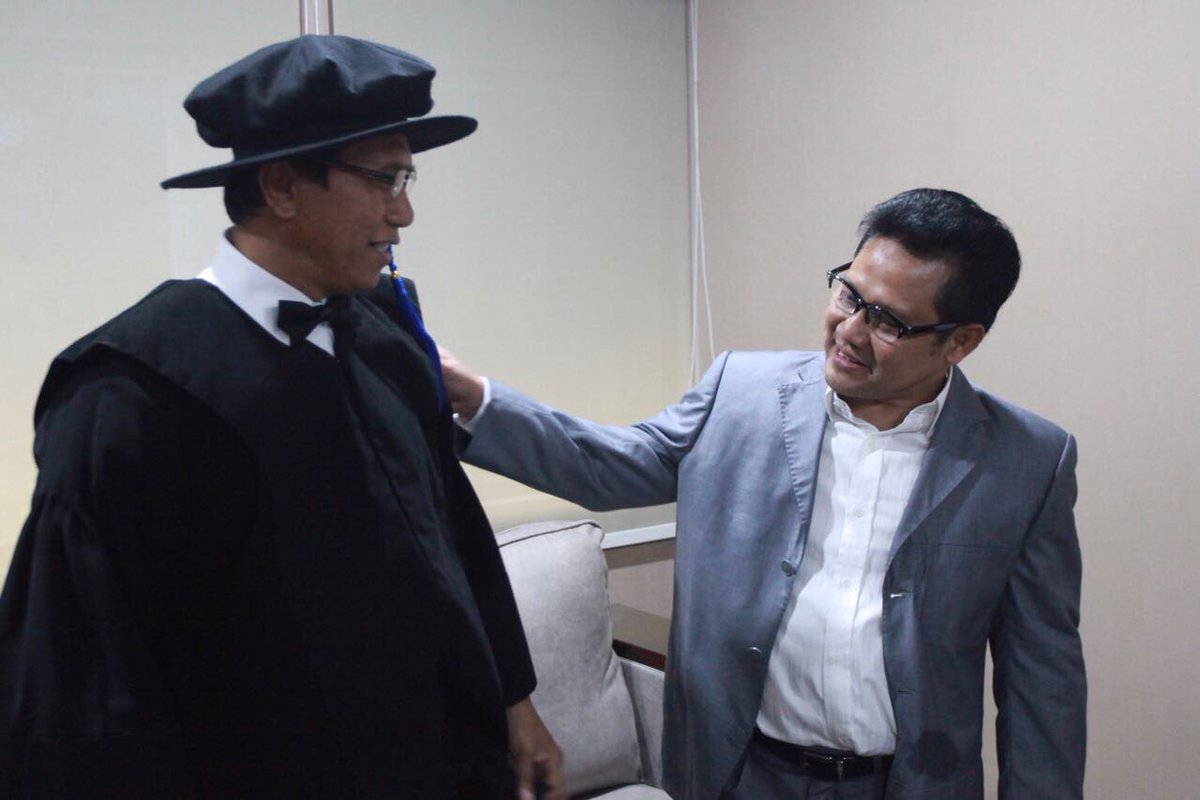 cakimiNOW's tweet photo. Ini dia Profesor baru kita, Dr.Ir. Lili Romli M.Si. Profesor Bidang Politik dan Pemerintah. Orasi yang disampaikan berjudul ; Problematik insstitusionalisasi Parta Politik di Indonesia era reformasi.
Kesimpulan orasinya: Institusionalisasi parpol di Indonesia masih lemah. https://t.co/y7pNq8beYD