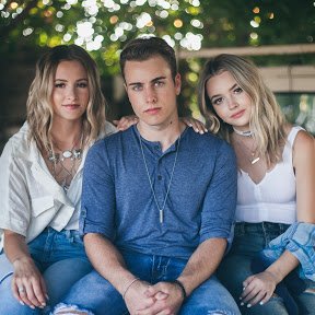 CMMnow's tweet photo. Watch @temecularoad mix up the hits in their #2017MashUp  Can you name all the songs &amp; artists?  https://t.co/RIVpnpS070 https://t.co/WLbHHFdzg6