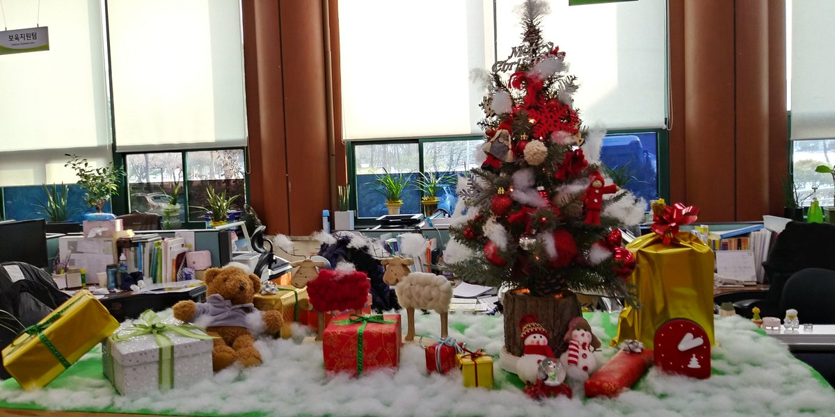 euhee4's tweet image. 우리 가정복지과 사무실에도 크리스마스가... 모두들 Merry Merry Christmas보내시길... 미혼남녀는 내년에 꼭 Marry Christmas 하세용~~가정복지는 저희 사무실에서 담당하는 걸로^^ #성남시#분당구#가정복지과