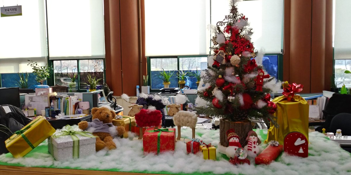 euhee4's tweet image. 우리 가정복지과 사무실에도 크리스마스가... 모두들 Merry Merry Christmas보내시길... 미혼남녀는 내년에 꼭 Marry Christmas 하세용~~가정복지는 저희 사무실에서 담당하는 걸로^^ #성남시#분당구#가정복지과