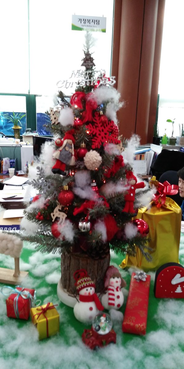 euhee4's tweet image. 우리 가정복지과 사무실에도 크리스마스가... 모두들 Merry Merry Christmas보내시길... 미혼남녀는 내년에 꼭 Marry Christmas 하세용~~가정복지는 저희 사무실에서 담당하는 걸로^^ #성남시#분당구#가정복지과