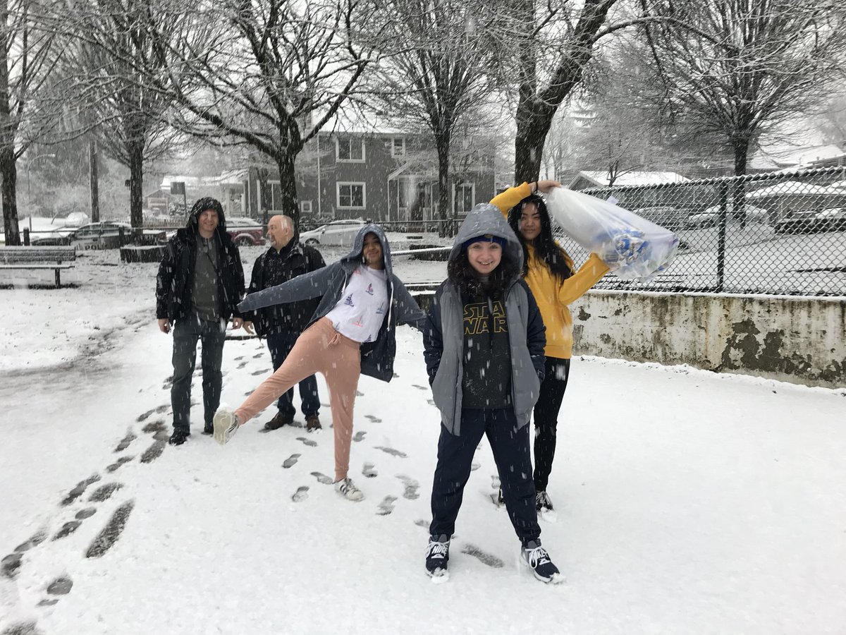 CstZhalovaga's tweet photo. Another great day delivering presents to deserving kids at local Elementary Schools! Snow did not stop us! We had so much fun! โ๏ธโ๏ธ #kopsforkids #thankyou #sponsors #MotorcycleDrillTeam #YouthSquad #SchoolLiasonUnit #VPD @VPDYouth @VancouverPD @VSB39 https://t.co/oSz3BkhwIJ