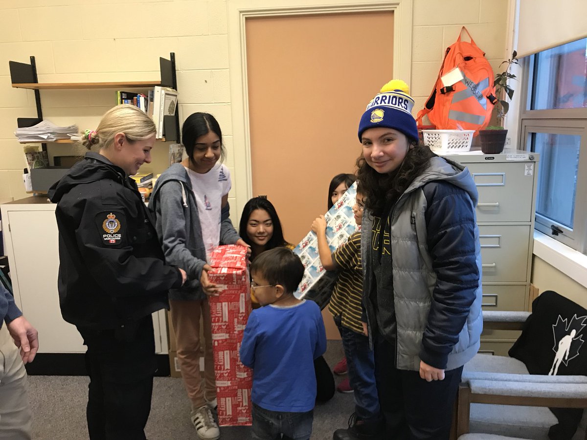 CstZhalovaga's tweet photo. Another great day delivering presents to deserving kids at local Elementary Schools! Snow did not stop us! We had so much fun! โ๏ธโ๏ธ #kopsforkids #thankyou #sponsors #MotorcycleDrillTeam #YouthSquad #SchoolLiasonUnit #VPD @VPDYouth @VancouverPD @VSB39 https://t.co/oSz3BkhwIJ