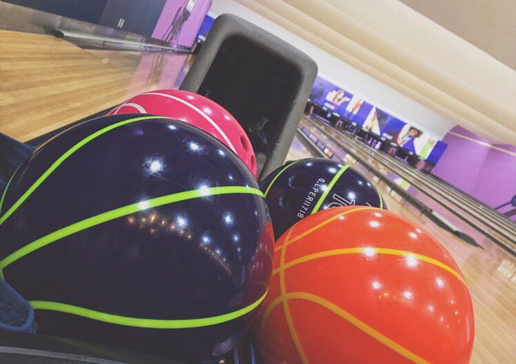 0Fanfare's tweet photo. ラウワンなう🎳

久々のボーリング楽しい✨✨
スコアひどすぎるけど😂

ユーホーキャッチャーやって
この二つとれました✌️

家にかざろっと😊 https://t.co/Xm9HoxzpCl