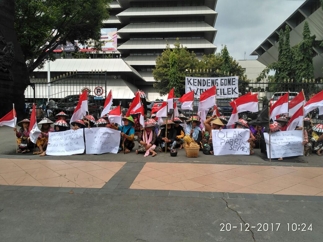 Kami berjuang hanya ingin tetap mempertahankan jati diri kami sebagai petani di negeri yang katanya agraris. #kendenglestari #tolakpabriksemen #savekendeng | <a href="/Dandhy_Laksono/">Dandhy Laksono</a> <a href="/purplerebel/">DhyCat</a> <a href="/jatamnas/">JATAM Nasional</a> <a href="/JatengTwit/">Jateng Twit</a> <a href="/infobencana/">Media Center</a>