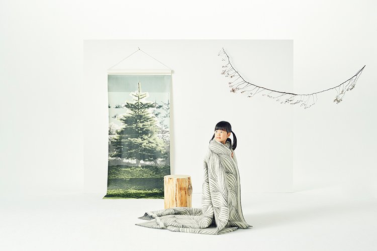 WALPA_JP's tweet photo. “子どもと 豊かに 美しく 暮らす”をフィロソフィーに掲げている《 Milk JAPON 》にて紹介していただきました！シルクスクリーンプリントで独自の世界観をつくるWALLPAPER by deborah bowness（デボラバウネス）のクリスマスツリー。https://t.co/efrAn1LssT https://t.co/D5frRPU5OK