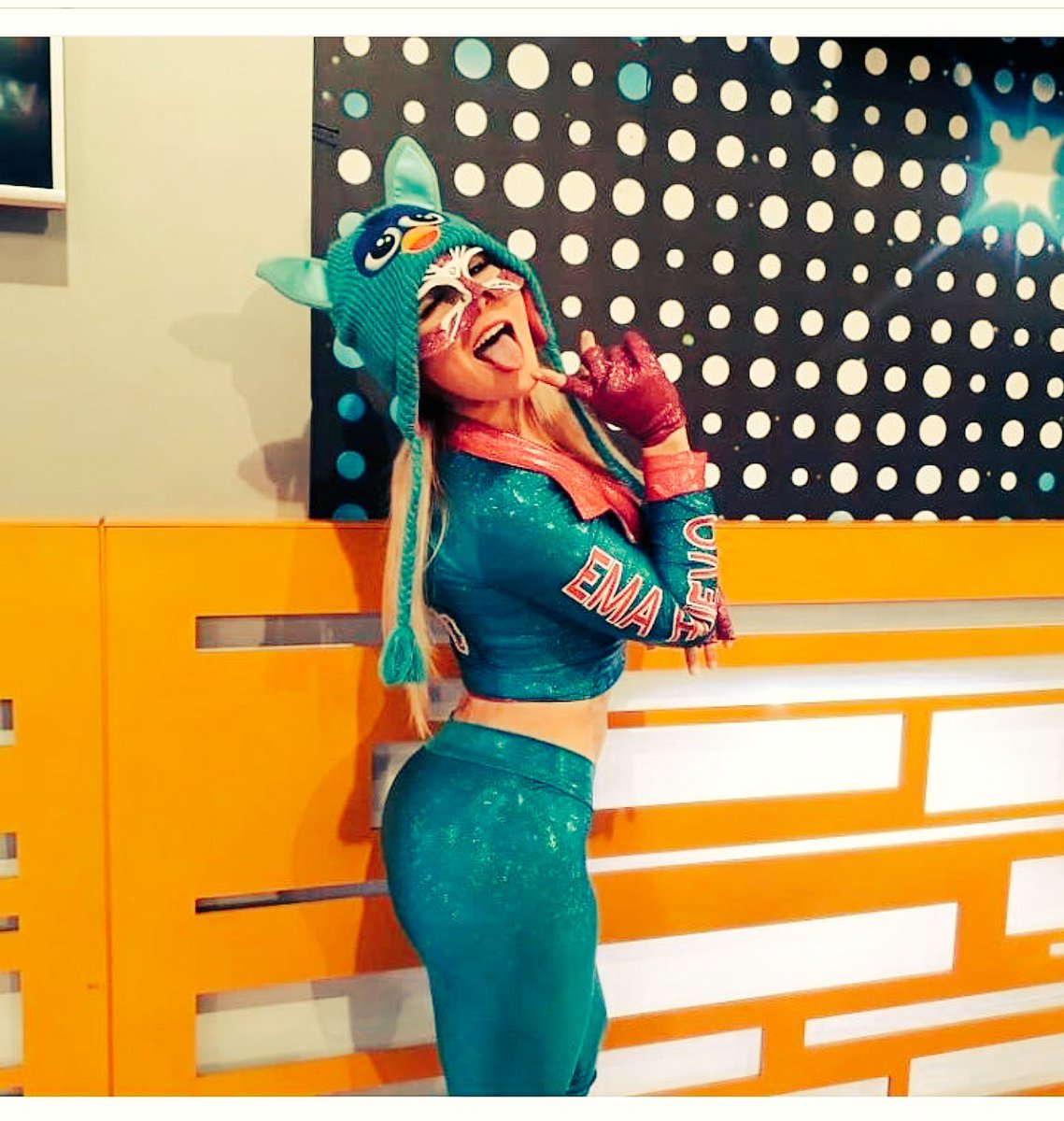 Emahuevo's tweet photo. RT si estás viendo #esshow 🎉❗️ https://t.co/WhXq4739DC