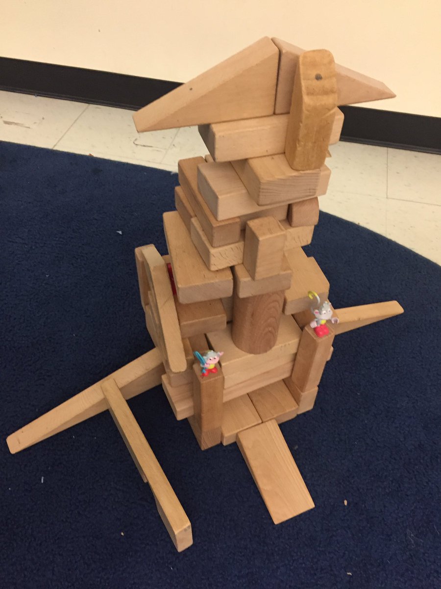 MmeElizabeth's tweet photo. Wow que je suis chanceuse! Un ami a construit cette maison pour moi 🤗 #créativité #blocs https://t.co/Sez7xtfuR6