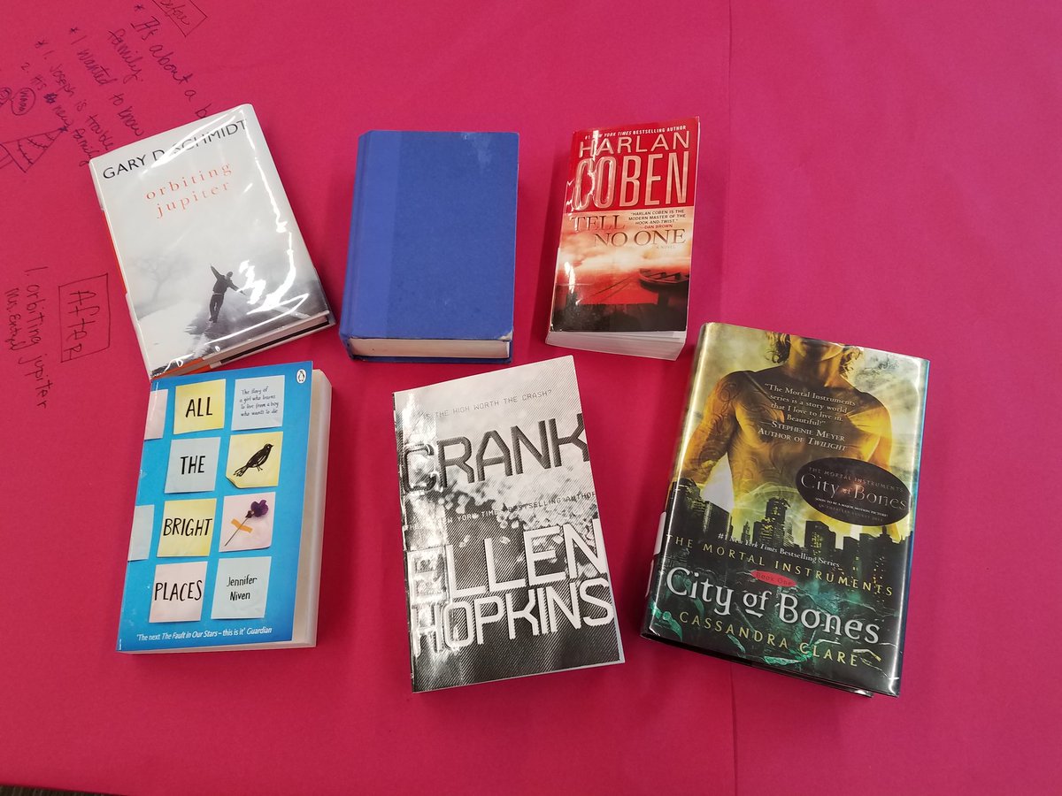 Mrs_Entzel's tweet photo. Am books that students brought were good ones! @chaaven here are the books from the morning class. 

@chschargers1 @GFSchools 

#entzelsenglishcorner #blinddatewithabook #literacyrocks #soundthecharge #readreadread https://t.co/qPeK0JErFn