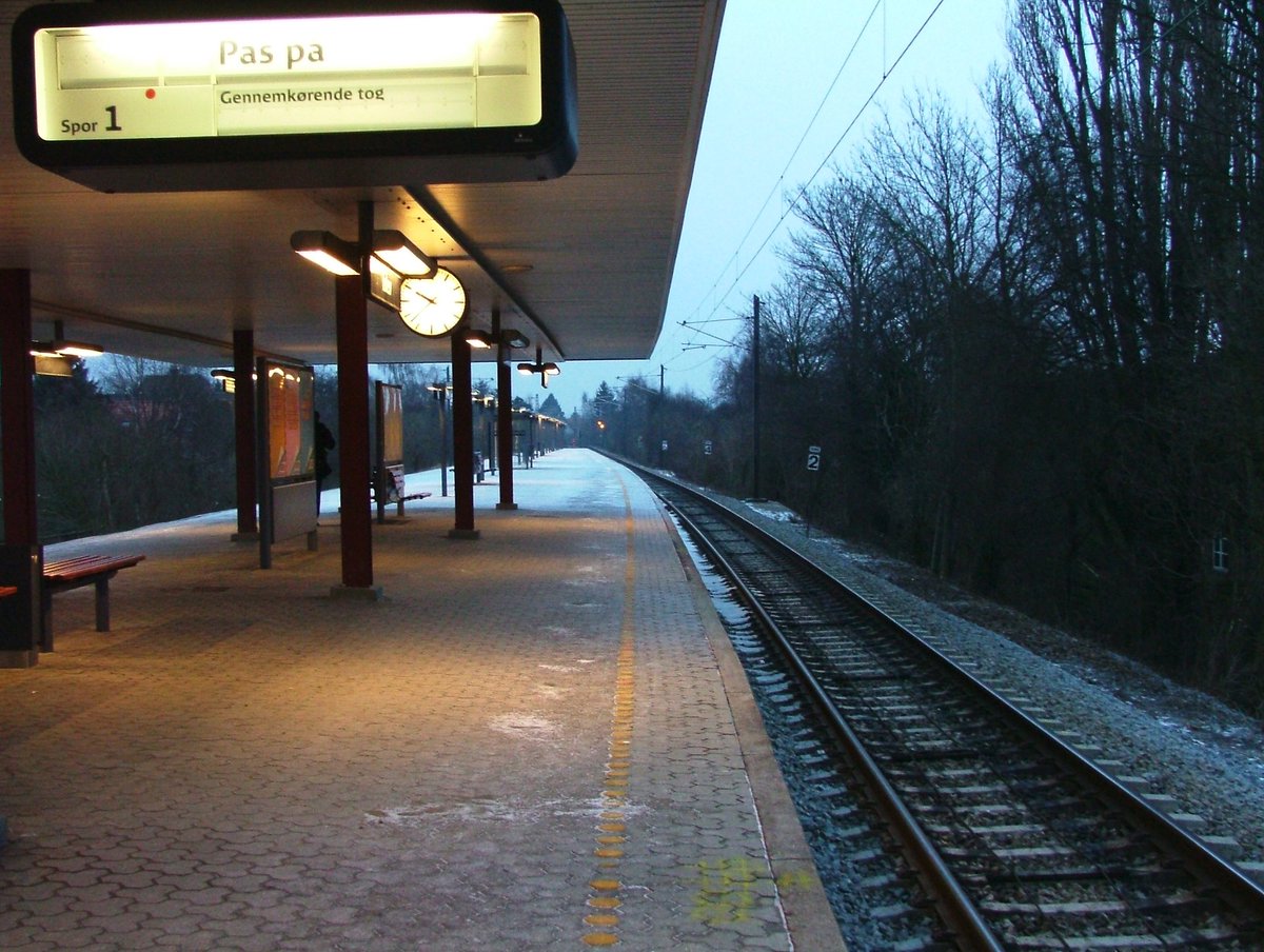 TreasurOfTravel's tweet photo. While waiting at the #Islev #TrainStation, I was surprised at just how dark it still was at 9:37 in the morning! The sun rises too late in Scandinavia and sets too soon as well. Many #TreasuresOfTraveling to discover while visiting #Copenhagen, #Denmark
https://t.co/E9qu8DLPZf https://t.co/qwFAt4dEjc