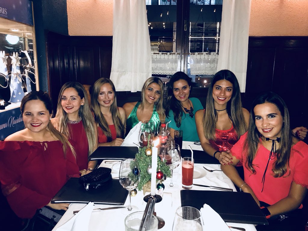 NicoleBarbery's tweet photo. Noche navideña🎄🎅🏼🌟 https://t.co/OWl0VJu4Vm