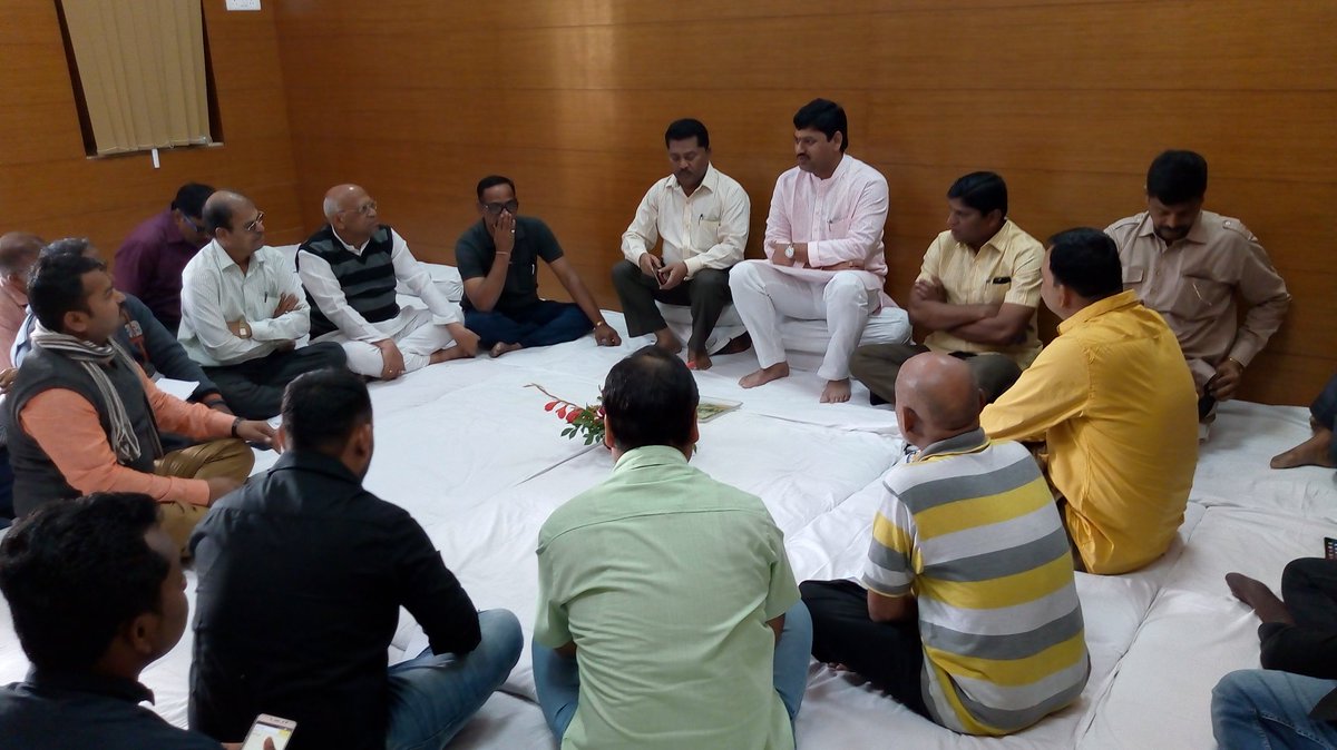 dhananjay_munde's tweet photo. नागपूर येथील 'सुयोग' पत्रकार निवासस्थान येथे आज सकाळी पत्रकार बांधवांशी अनौपचारिक संवाद साधला. विद्यमान सरकारबद्दल राज्यातील जनतेच्या भावना तीव्र असल्याचे संवादातून जाणवले. विधिमंडळच्या चालू अधिवेशनात जनतेच्या प्रश्नांवर अधिक आक्रमक भूमिका घेण्याचा माझा निर्धार आता दृढ झाला आहे. https://t.co/TSVa1foXjd