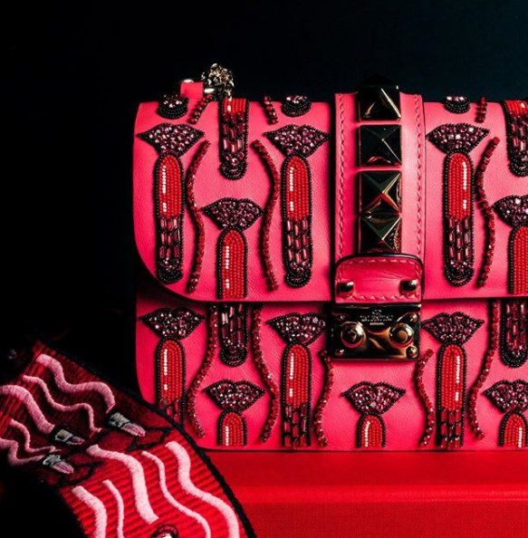 MaisonValentino's tweet photo. Take a closer look at the #ValentinoGaravani small chain shoulder bag with unique #LipstickWave embroidery by Zandra Rhodes  https://t.co/tLb6IYVYva https://t.co/417QsRG8o4