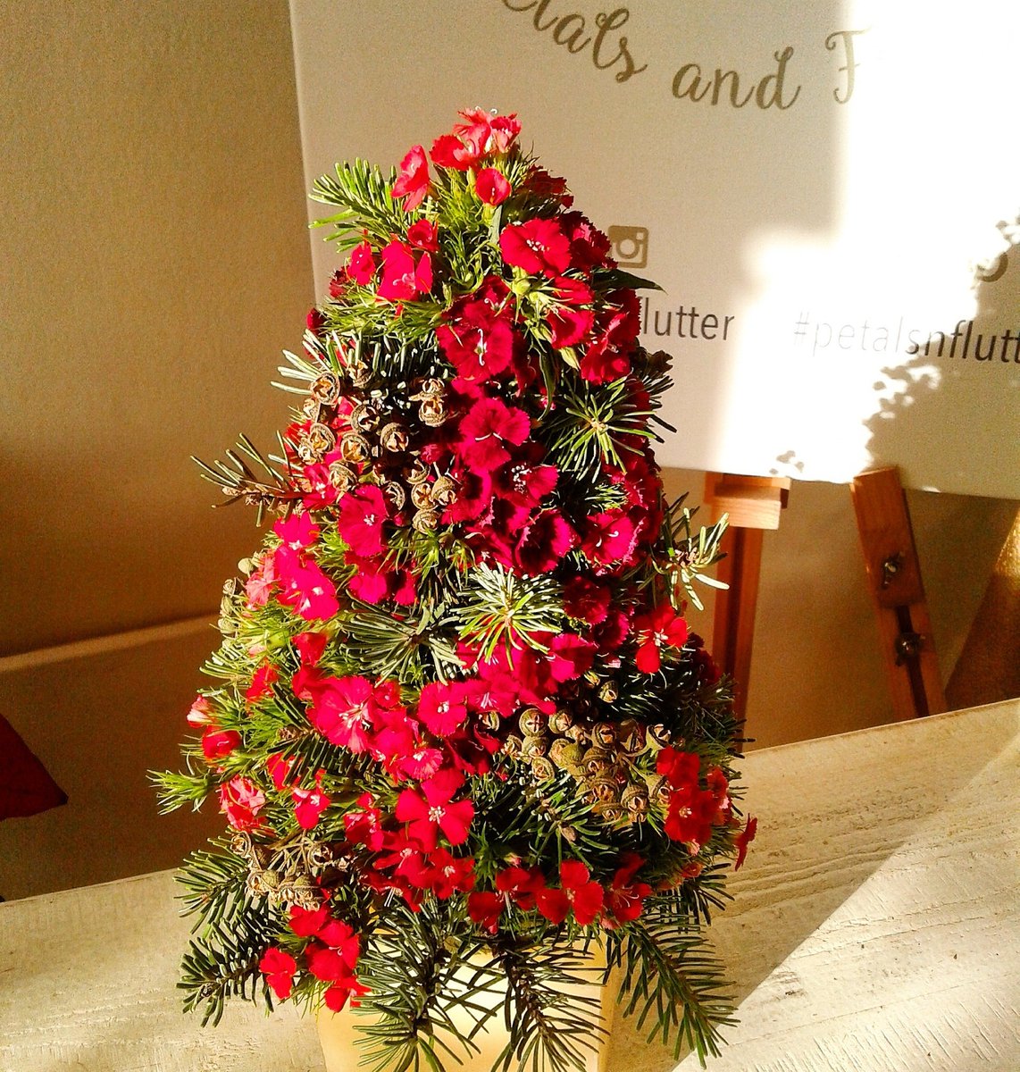 petalsnflutter's tweet photo. Fluttery #Christmas #flower tree, by #petalsandflutter 🎄
☎ +961 78 802845
#marmikhaelstreet #gemmayze #gouraud #achrafieh #beirut #lebanon https://t.co/8OGebm6FtS