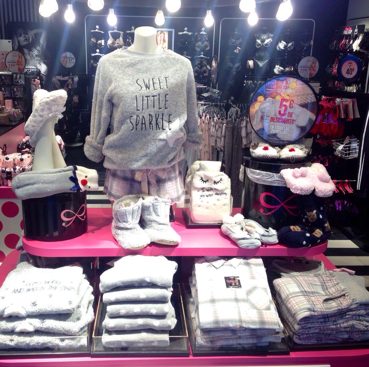 Mona y a la moda!🎀
No te puedes resistir de llevar nuestras zapatillas Hunkemöller 🎀
Solo hoy 5€ de descuento en todas las zapatillas!!!  #hunkemollerccnuevacondomina #12daysofgift <a href="/Hunkemoller/">Hunkemöller</a>