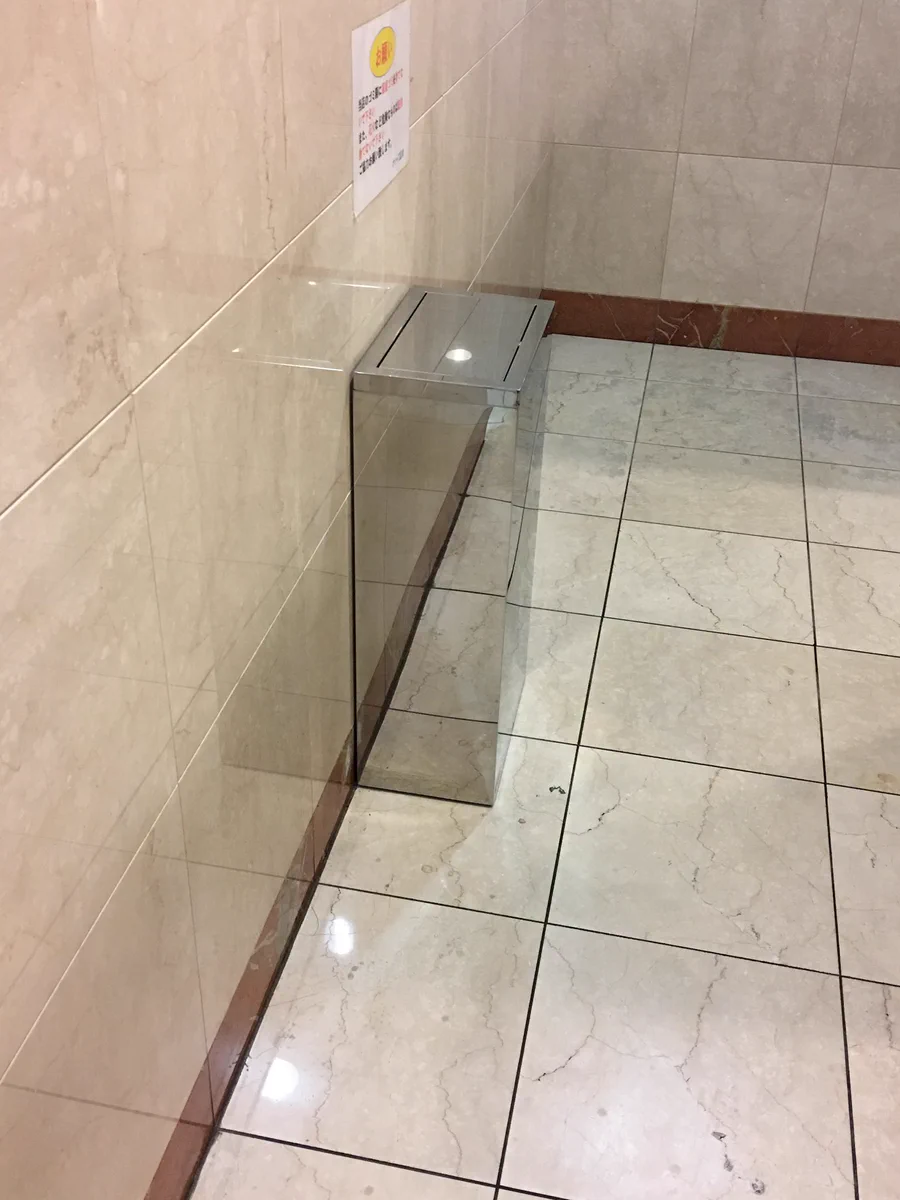 ステルス機能搭載？！ピカピカすぎて光学迷彩に入ってるようなゴミ箱ｗ