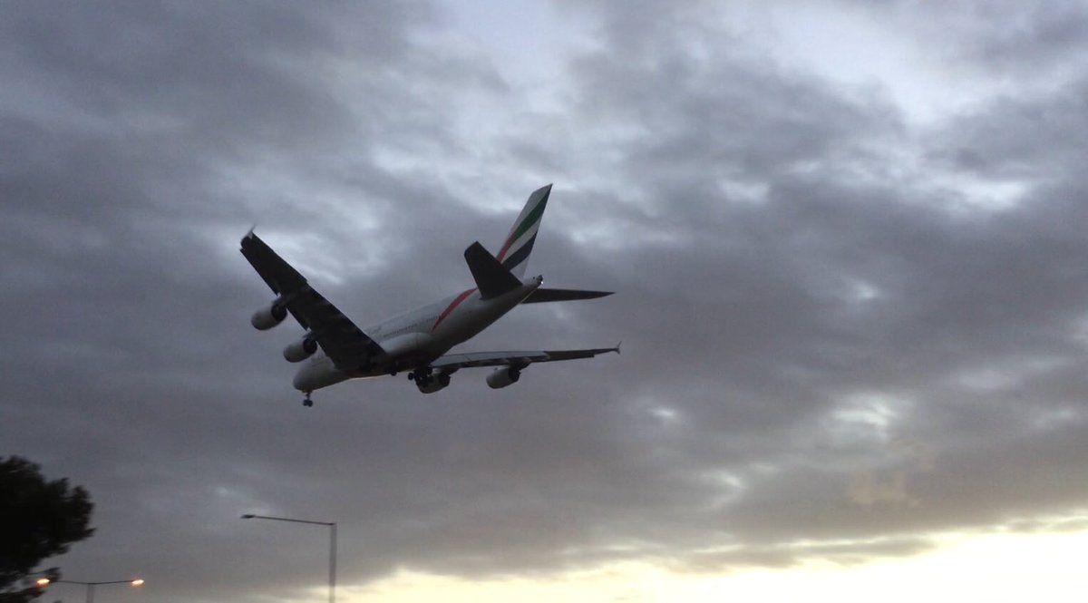 ausweatherpics's tweet photo. this evenings sunset shots of planes landing 😊☀️ #plane #melbourne #sunset #cloudysunset #a380 @Qantas @VirginAustralia @emirates https://t.co/8RyvDcYrz6