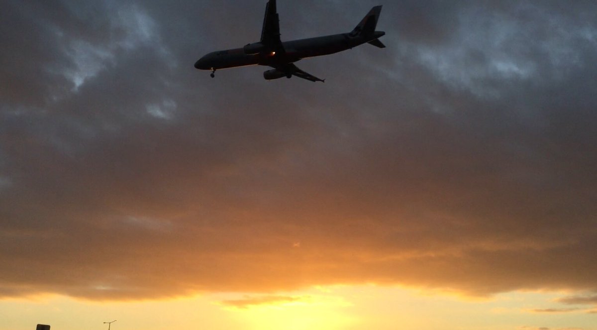 ausweatherpics's tweet photo. this evenings sunset shots of planes landing 😊☀️ #plane #melbourne #sunset #cloudysunset #a380 @Qantas @VirginAustralia @emirates https://t.co/8RyvDcYrz6