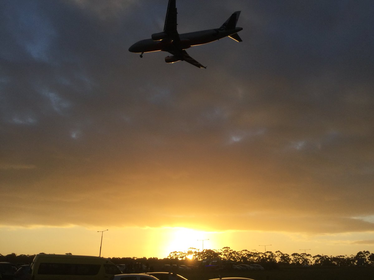 ausweatherpics's tweet photo. this evenings sunset shots of planes landing 😊☀️ #plane #melbourne #sunset #cloudysunset #a380 @Qantas @VirginAustralia @emirates https://t.co/8RyvDcYrz6