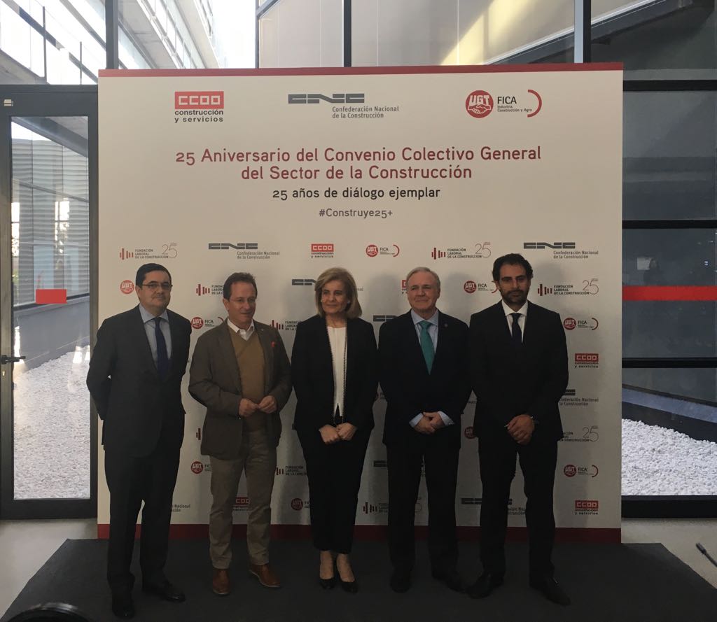 FLCconstruccion's tweet photo. Fátima Báñez felicita en el 25 aniversario del Convenio General del Sector de la Construcción #Construye25+ @empleogob https://t.co/Uc8F6wkvmR