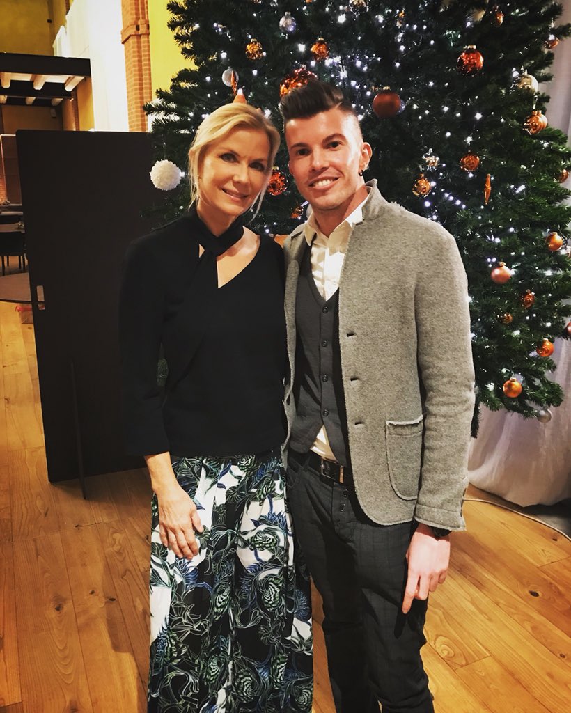 Alepincelli's tweet photo. Happy to see you again 😊😍 Thank you very much @KatherineKellyL for the amazing evening and dinner 😊😘 You’re always so kind and so beautiful 😘😘 Love u ❤️ Buon Natale to you and @dzoida 😊🎅🏻🎄#katherinekellylang #twittamibeautiful #brookelogan #BoldandBeautiful #beautiful https://t.co/EfISoi2XSe