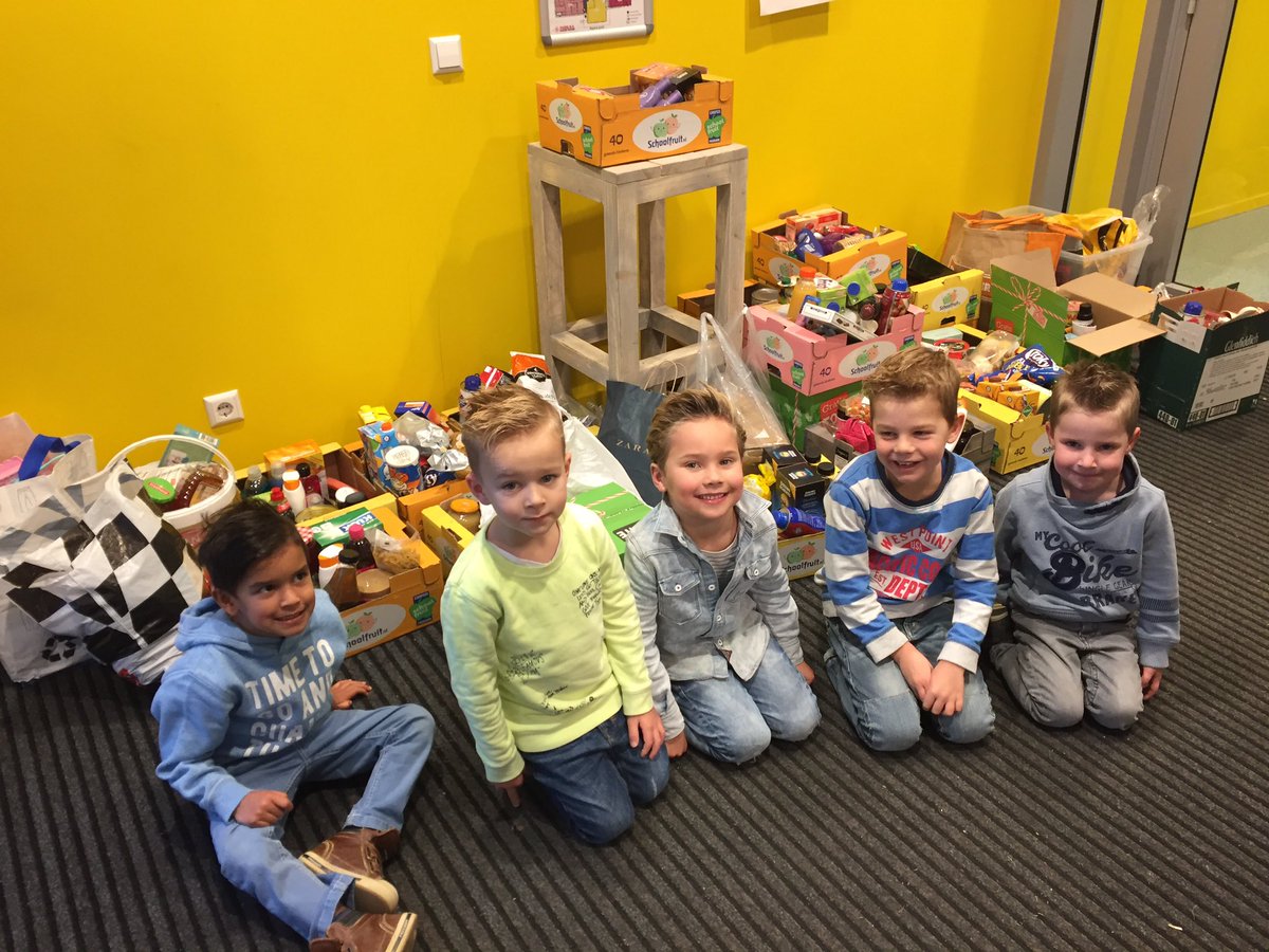 #delen is fijn #bedankt ouders <a href="/cbshethonk/">cbshethonk</a> voor inzameling producten #kerstpakketten #vluchtelingen <a href="/Gem_Kapelle/">Gemeente Kapelle</a>