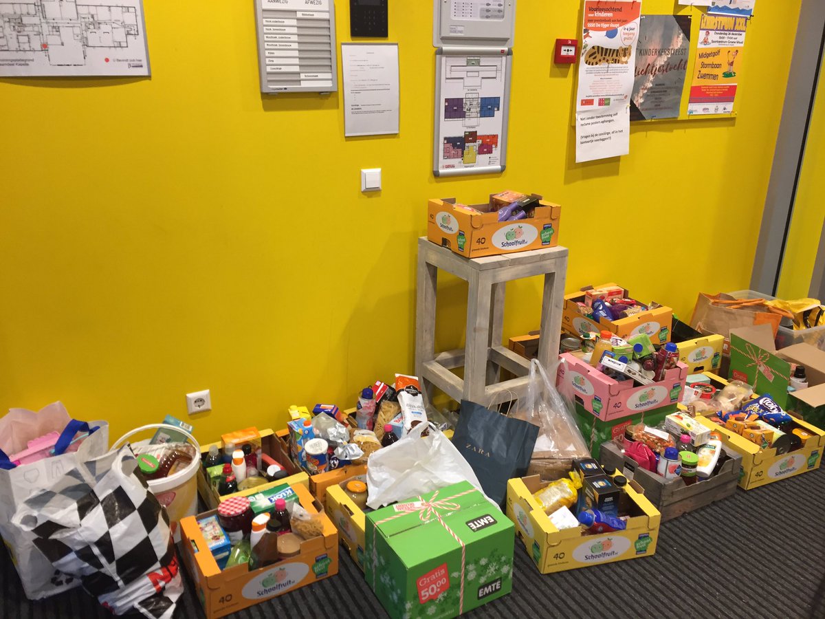 cbshethonk's tweet photo. #delen is fijn #bedankt ouders @cbshethonk voor inzameling producten #kerstpakketten #vluchtelingen @Gem_Kapelle https://t.co/RUVls3qDaG