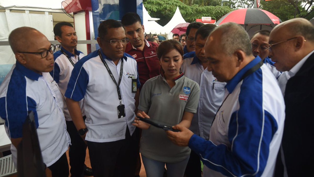 pertamina's tweet photo. Untuk peningkatan layanan pelanggan, Pertamina telah meluncurkan #MyPertamina, #BrightPackage dan Kerjasama dengan Gojek. Ini komitmen Pertamina senantiasa meningkatkan mutu kualitas layanan dalam menyambut era digital. #Pertamina @MyPertaminaID https://t.co/lJZl0a16K0