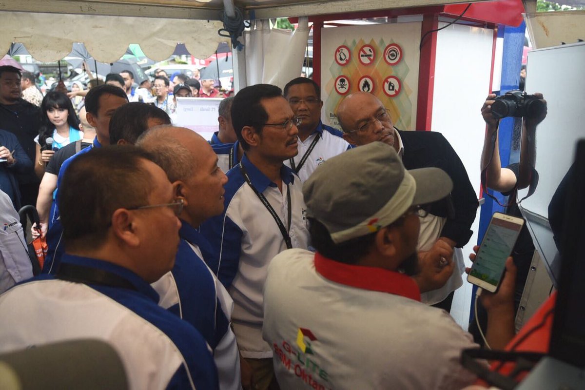 pertamina's tweet photo. Inovasi layanan Pertamina lainnya ada #BrightPackage, layanan ekspedisi dengan inovasi, keunggulan, dan keuntungan untuk para pelanggan. Bright Package memiliki layanan pengiriman terlengkap dengan konsep yang sangat Indonesia. #Pertamina https://t.co/PWB4lcFLJU