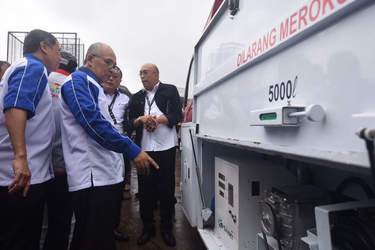 pertamina's tweet photo. Inovasi layanan Pertamina lainnya ada #BrightPackage, layanan ekspedisi dengan inovasi, keunggulan, dan keuntungan untuk para pelanggan. Bright Package memiliki layanan pengiriman terlengkap dengan konsep yang sangat Indonesia. #Pertamina https://t.co/PWB4lcFLJU