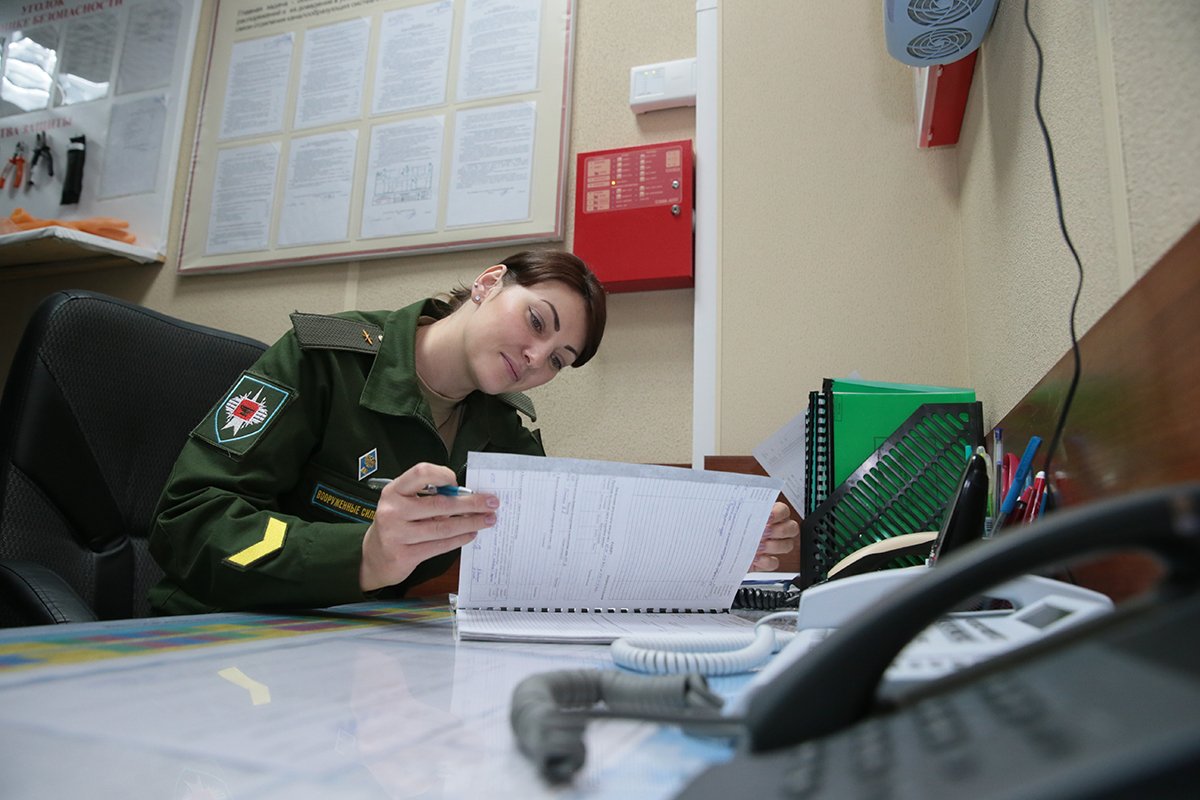 Военное боевое дежурство. Пульт дежурного по части. Боевое дежурство в армии. Дежурный по части в армии. Несение боевого дежурства.