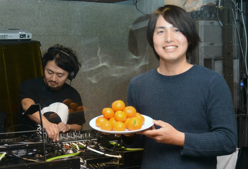 Kochi_news's tweet photo. 【高知新聞１２月２０日の夕刊から】
12/23高知で無農薬ミカン食べ放題ライブ｢OUTER KOCHI｣
https://t.co/1pMIMVhePQ
#高知新聞　＃ミカン　＃食べ放題　＃無農薬　＃ライブ　＃OUTERKOCHI　＃OUTERGARDEN収穫祭　＃Kujun　＃香南市　＃イングリッシュガーデンハウス https://t.co/oqZjDniTzI