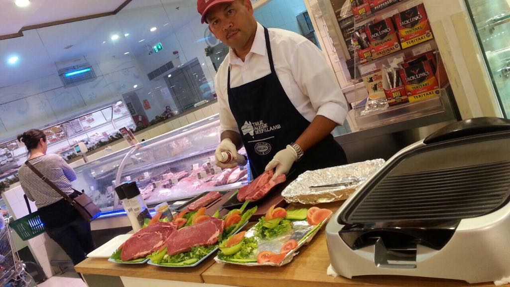 choithramsuae's tweet photo. Take a sneak peak at the pictures of delicious beef sampling at Choithrams Greens!
#Choithrams #fullofgoodness #grainfed #beef #ribeye #ribeyebeef #marina #mydubai #uae #happinessatchoithrams https://t.co/MsrWkrmPHr