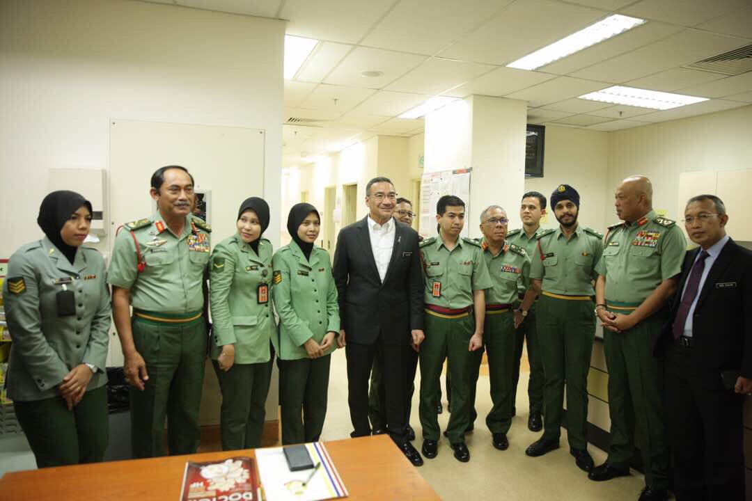 DS <a href="/HishammuddinH2O/">Hishammuddin Hussein 🇲🇾</a> bersama anggota2 yang bertugas di Bahagian Farmasi Hospital Angkat Tentera Tuanku Mizan; kini HAT Tuanku Mizan dilengkapi bekalan ubat yang cukup bagi tempoh 6 bulan akan datang. #PerkasaPerwira <a href="/MINDEFMalaysia/">MINDEF Malaysia</a>