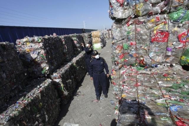 AwareOfTruth's tweet photo. China notified the World Trade Organization (WTO) on Tuesday that it would stop accepting shipments of rubbish such as waste plastic and paper as part of a campaign against "foreign garbage". https://t.co/3kN1am6Jod