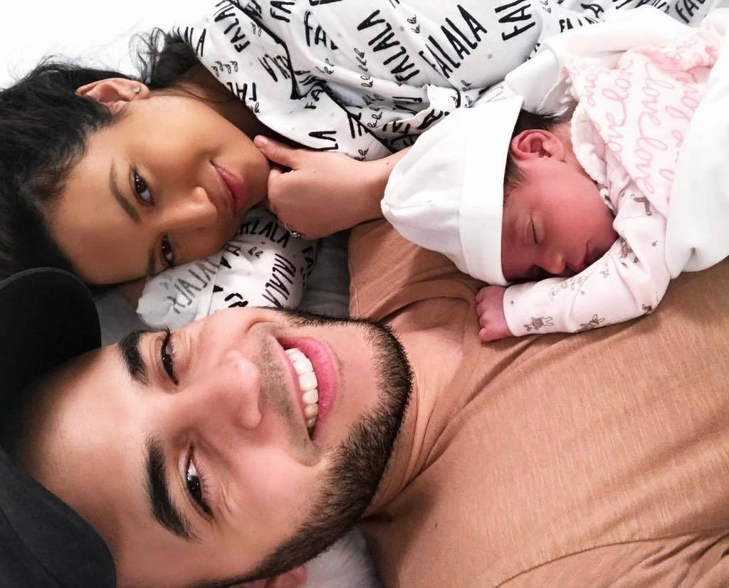 jessimalay's tweet photo. Today marked 1week with our sweet angel girl! While pumping last night I wrote about our birthstory (the beautiful and the ugly) and our first week as a family ๐จโ๐ฉโ๐ง Today on the blog!
Link in bio! #TheSantiagos #AlessandraMarie #1weekold https://t.co/HkvacC4iFh https://t.co/7GDo29gMz1