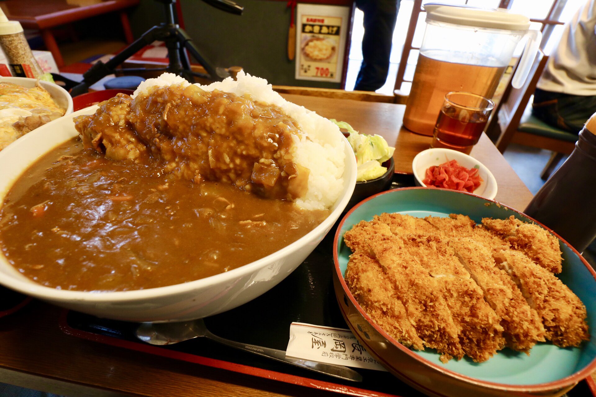 らすかる No Twitter 長岡屋 開花丼 カツカレー特大盛り ぷるんぷるんに仕上げられた開花丼の卵と定食屋さん独特の旨味ある出汁 またサクサク揚げたてのカツにスパイスと出汁の効いたカレー どちらも旨味が強く かつホッとできる優しい丼でした 美味しかったです