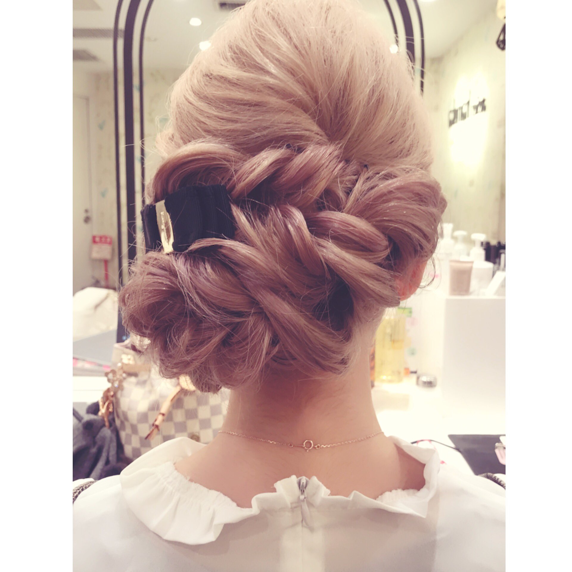 Twitterissa お人形さんみたいだったな 髪明るいとヘアアレンジは より楽しい より可愛い クリスマスデートにおススメです ヘアアレンジ クリスマスアレンジ オシャレ デートヘア ヘアメイク モデル リボン サイドアップ 可愛い