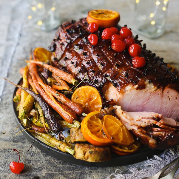 How beautiful is this gammon!? Get the recipe made by <a href="/rudi_liebenberg/">rudi liebenberg</a> from the @themountnelson right here >> #recipe bit.ly/CrGmon and wow your guests this Christmas. #gammon #christmascooking #christmas
