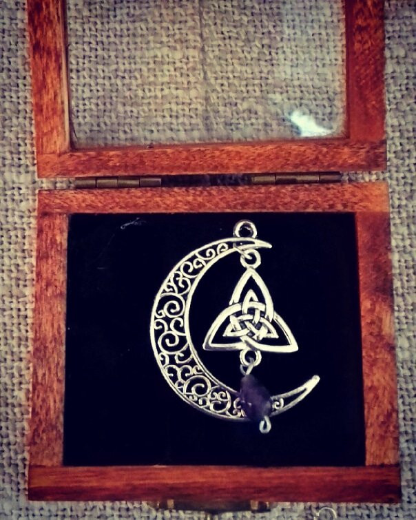 Artefata_path's tweet photo. Witch moon pendant for be a witch every day. In iron withouth nickel and amethyst Stone. This bijoux is handmade by us!
#fairy #witch #fantasy #Fantastico #fantasia #arte #art #strega #Magic #amethyst #photooftheday #handmade #artist #WORK #moon #Celtic #celticlife #pagan #night https://t.co/26bEYpYPkO