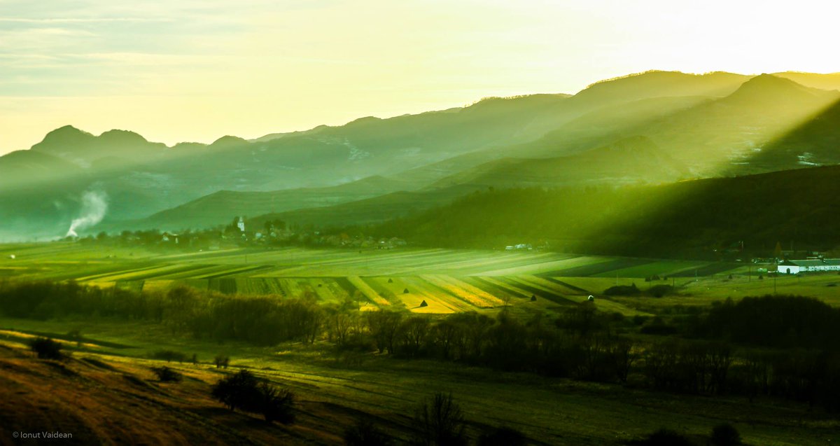 Lăsarea serii în satul Colțești. 
Priveliște surprinsă de pe Piatra Secuiului.

#RomaniaFrumoasa #Romania #AlbaFrumoasa #landscape #nature #sunset #photography #tourism #Travel 
Foto: Ionut Vaidean