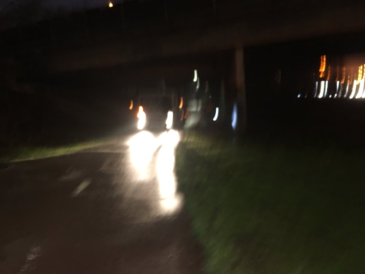JoCleykens's tweet photo. @LPAntwerpen vanochtend 8 u., midden in de ochtendspits staat er een ladderlift te wachten op het ringfietspad. Hij verspert de volledige breedte van het fietspad. Aangezien er geen voetpad is daar, moesten alle fietsers door het slijk en puin. #fietsvreugde https://t.co/pPUxTbOTbg