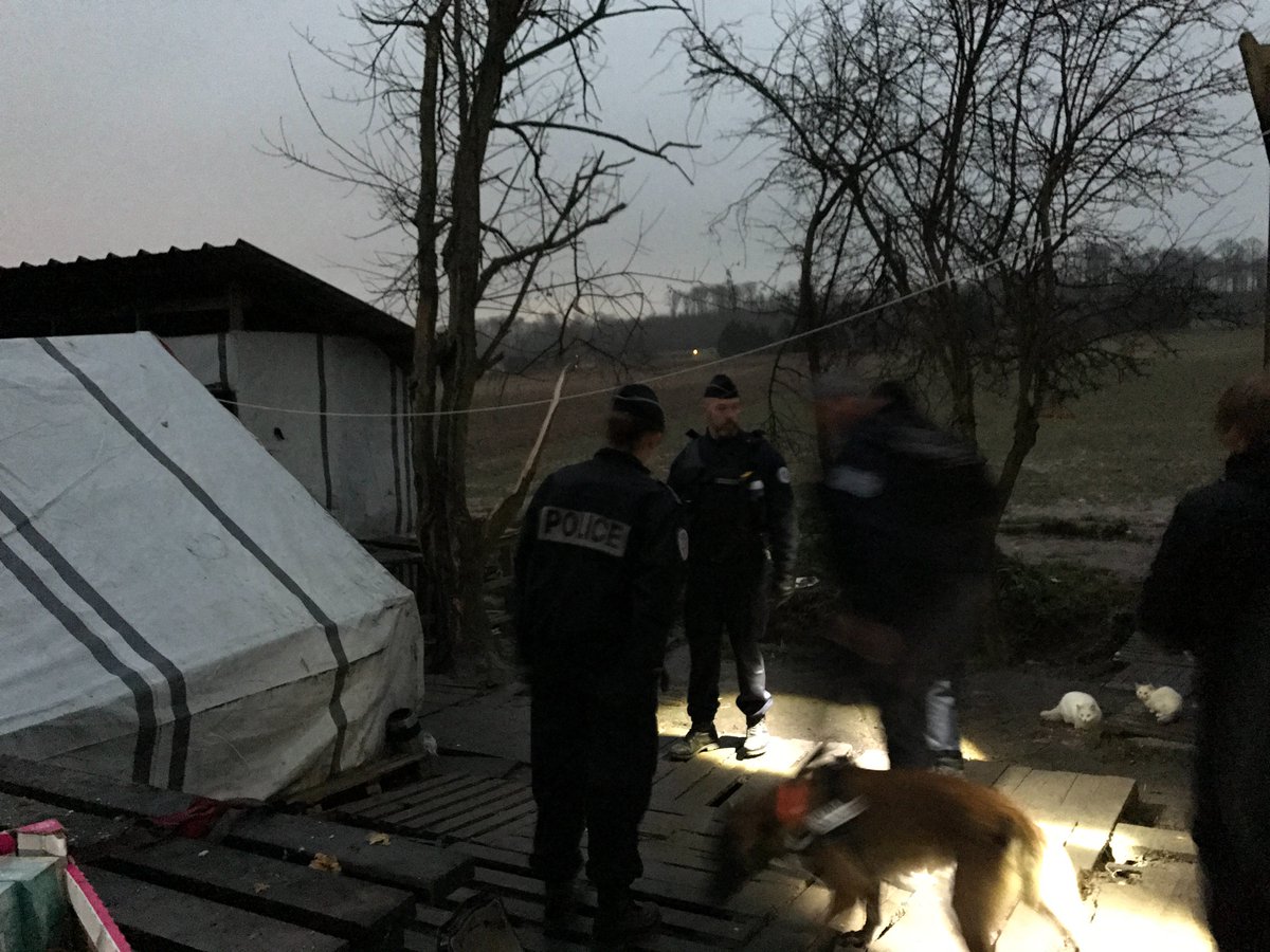 ClauzelMarion's tweet photo. Les forces de l'ordre sont arrivées au camp de #migrants de #Tatinghem https://t.co/PZVd4vwivF