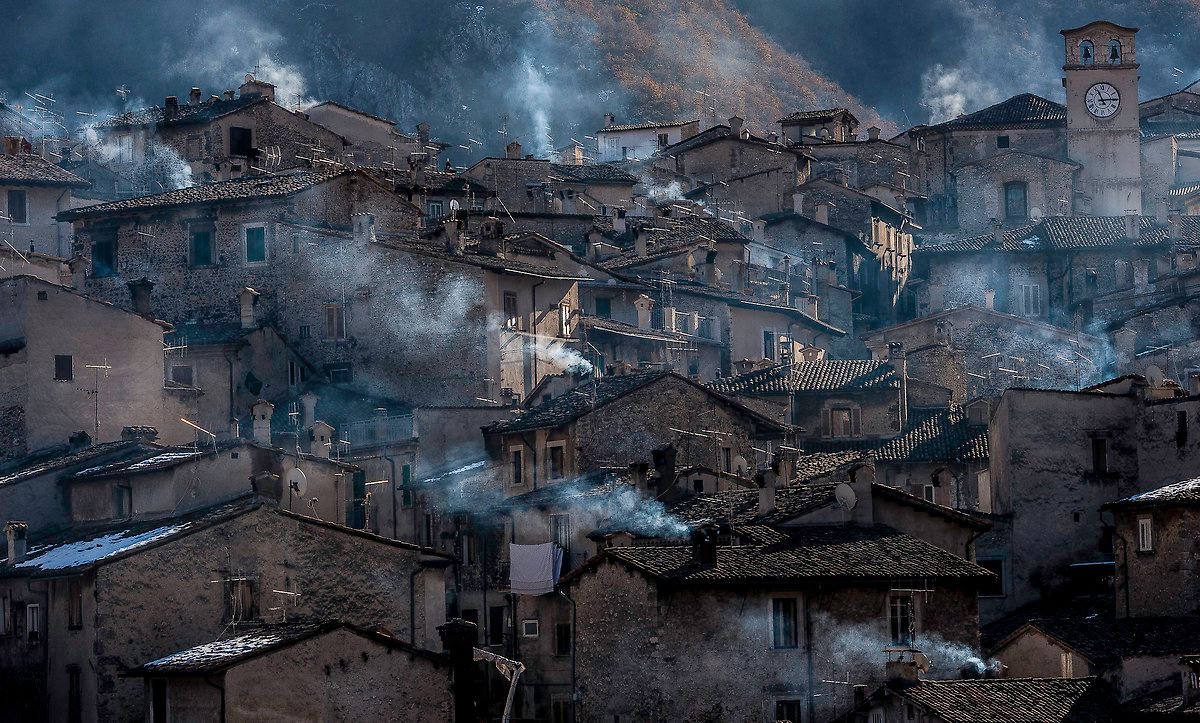 Comignoli fumanti a #Scanno in una gelida mattina di #dicembre!
#fotodelgiorno Francesco Lisi
 #Abruzzo #turismo #cultabruzzo